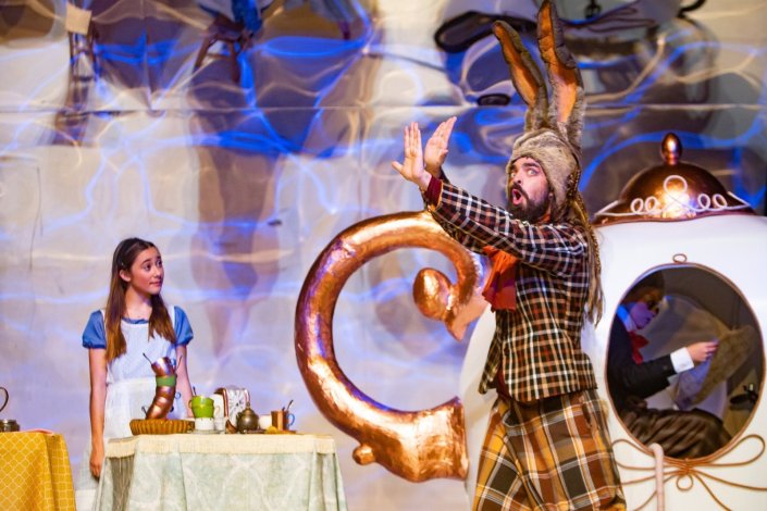 Cena de Alice no País das Maravilhas, pelo Teatro do Eléctrico, peça estreada no final de 2018 e com tournée em 2019.
