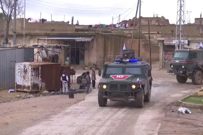 Em coordenação com as tropas sírias, a Polícia Militar russa inicia o patrulhamento na região de Manbij (Norte de Alepo)