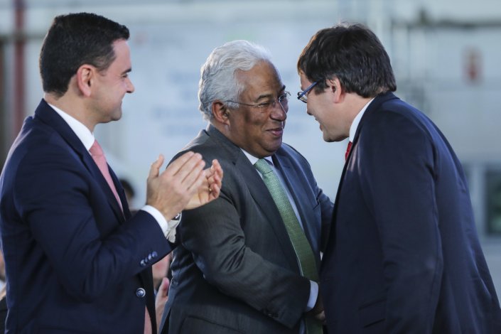 O primeiro-ministro, António Costa, acompanhado pelo ministro do Planeamento e das Infraestruturas, Pedro Marques, cumprimenta o presidente da Vinci Airports, Nicolas Notebaert, durante a assinatura do acordo sobre o modelo de financiamento da expansão aeroportuária da zona de Lisboa entre o Estado e a ANA, na Base Aerea do Montijo, 8 de Janeiro de 2019