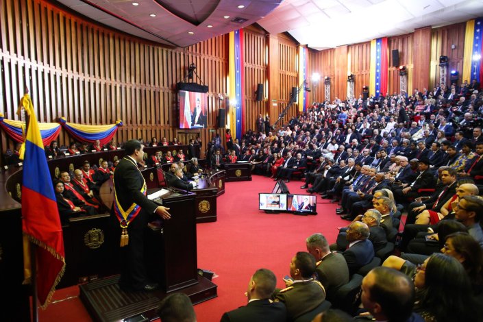 Nicolás Maduro discursa na tomada de posse como presidente da República Bolivariana da Venezuela, no Supremo Tribunal de Justiça, em Caracas