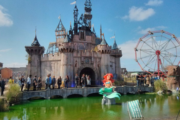 Parte do parque Dismaland, em Weston-super-Mare, Bristol