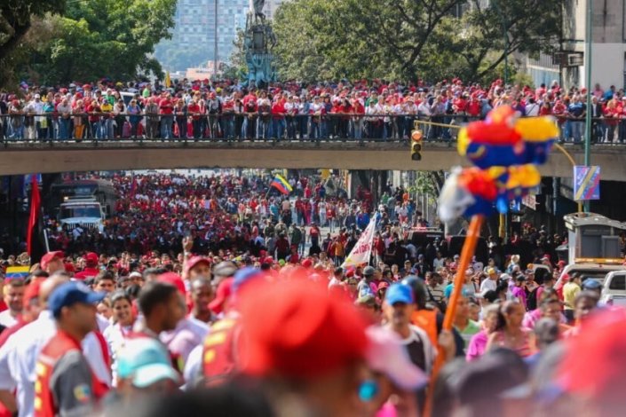 Povo venezuelano nas ruas de Caracas, contra a ingerência norte-americana e do Grupo de Lima e em apoio ao presidente Nicolás Maduro, no dia da tomada de posse