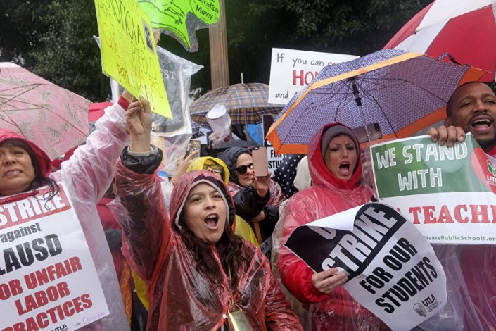 Mais de 30 mil professores manifestaram-se nas ruas de Los Angeles, exigindo melhores salários e turmas com menos alunos