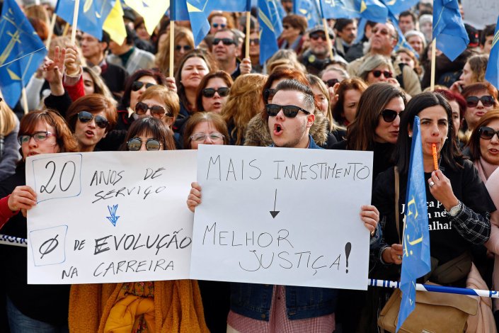Funcionários judiciais protestam em frente ao Supremo Tribunal de Justiça