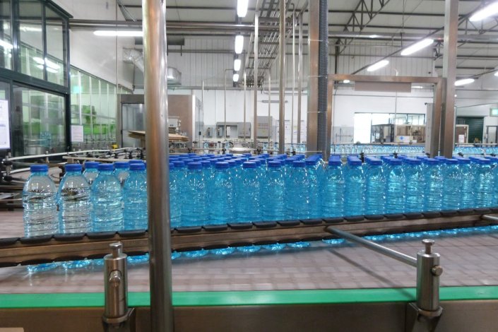 Linha de produção da fábrica de engarrafamento na localidade de Varzielas