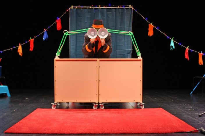 Cena de «Circo Quotidiano», peça de teatro infantil com marionetas e música, produzida pelo grupo Marionetas da Feira e pelo Blue House Studio, estreia a 26 de Janeiro no Teatro da Cerca de São Bernardo, em Coimbra. 