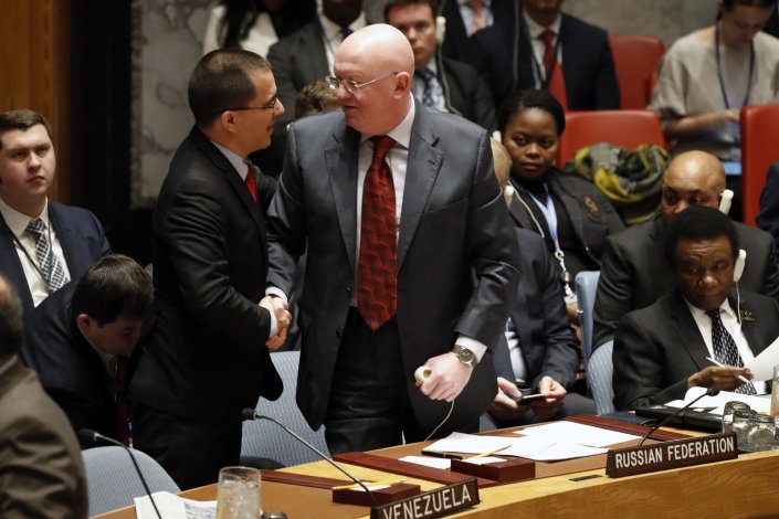 O ministro dos Negócios Estrangeiros da Venezuela, Jorge Arreaza, cumprimenta o embaixador russo na ONU, Vasily Nebenzya