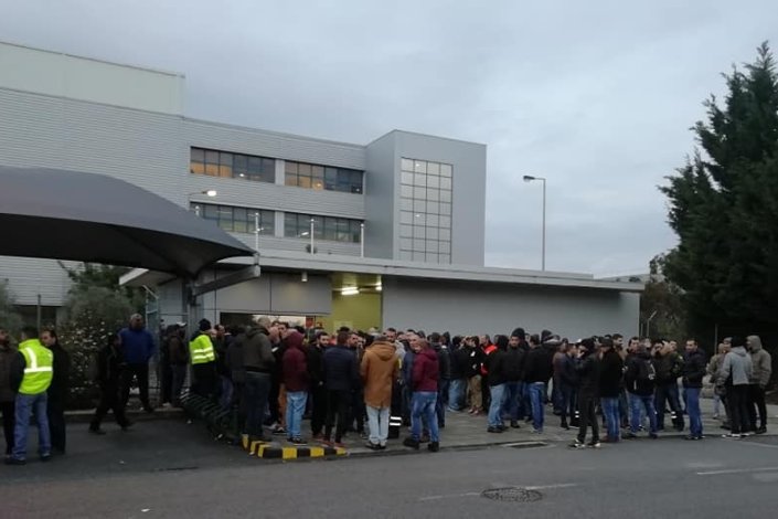 Piquete de greve à porta das instalações da fábrica