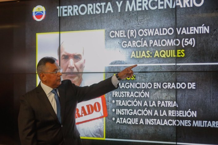 Néstor Reverol no decorrer da conferência de imprensa, em Caracas, onde deu detalhes sobre a detenção de um grupo de mercenários contratados pela oposição para realizar acções terroristas