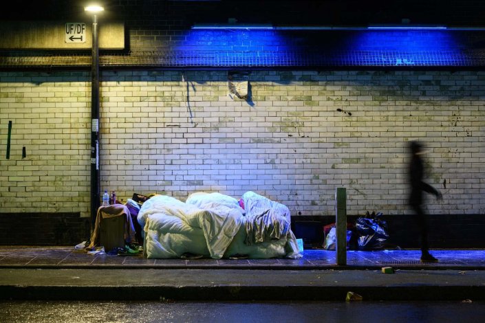 Sob um tempo muito severo, sem-abrigo dormem debaixo de uma ponte ferroviária na capital de um dos países mais ricos do mundo. Londres, Reino Unido, 1 de Fevereiro de 2019