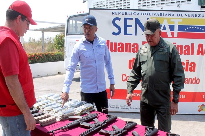 Agentes da GNB e funcionários do Serviço Aduaneiro e Tributário participaram na operação de apreensão de material bélico proveniente dos EUA no aeroporto internacional de Valencia 