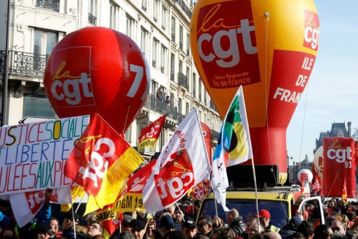 Centenas de milhares de pessoas manifestaram-se esta terça-feira, em França, em defesa de maior justiça social e fiscal