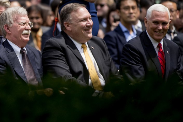 John Bolton, Mike Pompeo e Mike Pence, antes do início de uma conferência de imprensa na Casa Branca, 7 de Junho de 2018. 