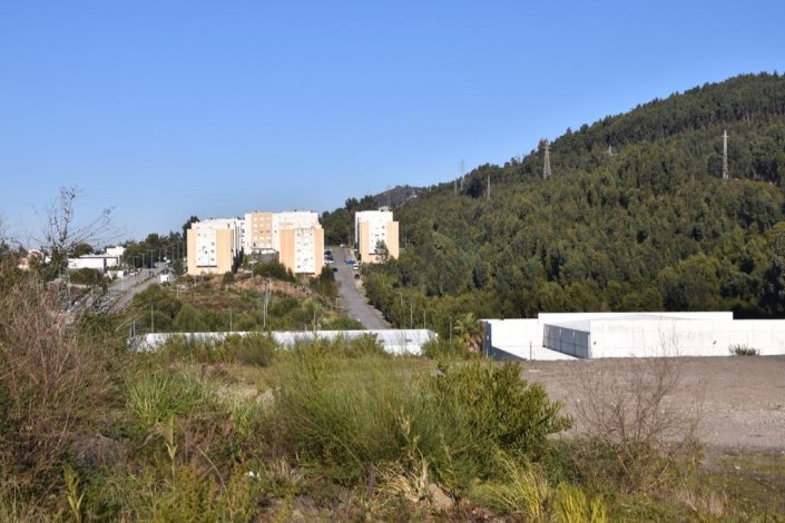 Os resíduos, nas escombreiras das antigas minas, distam alguns metros das piscinas de São Pedro da Cova