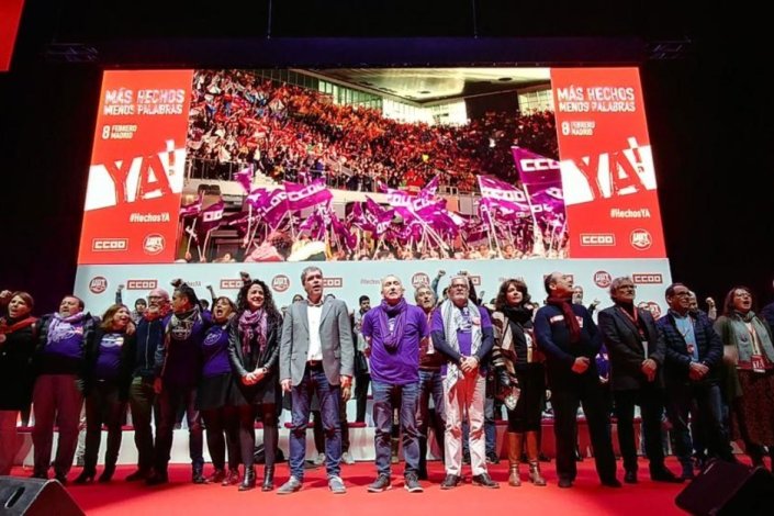 As delegações unem-se para entoar o hino da Internacional, no encerramento do acto sindical que reuniu CCOO e UGT em Madrid, a 8 de Fevereiro de 2019.
