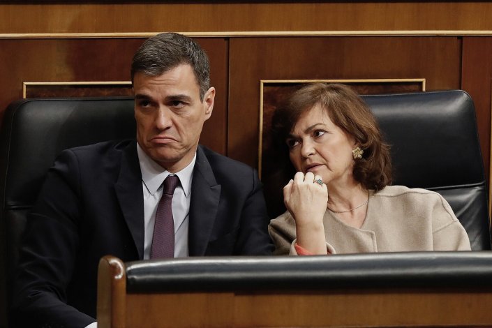 Primeiro ministro espanhol Pedro Sánchez (esquerda) com a ministra Carmen Calvo durante o debate do Orçamento, Madrid, 12 de Fevereiro de 2019