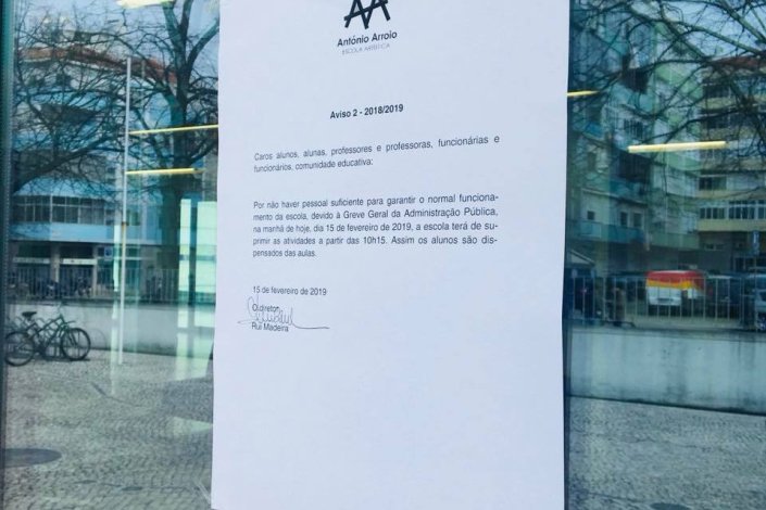 Papel fixado na Escola António Arroio, em Lisboa, a divulgar o encerramento, 15 de Fevereiro de 2018