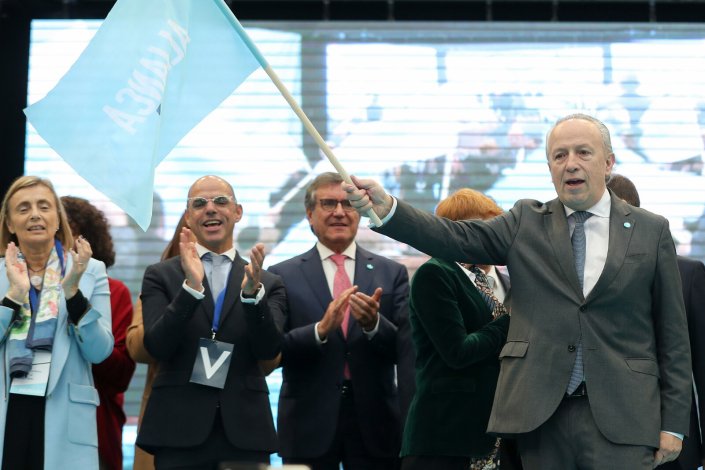 O presidente do Aliança, Pedro Santana Lopes (D) no final dos trabalhos do 1.º Congresso do Aliança, Évora, 10 de Fevereiro de 2019.