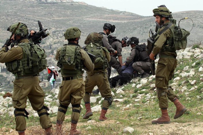 As forças de ocupação israelitas prendem um palestiniano na Margem Ocidental ocupada (imagem de arquivo)