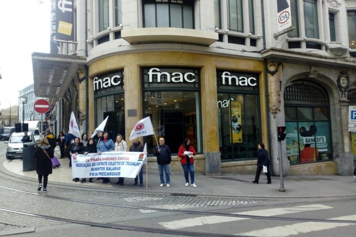 Concentração realizada à porta da loja Fnac