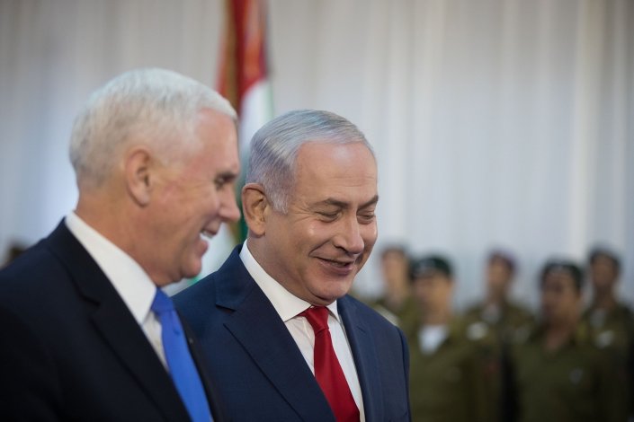 O primeiro-ministro de Israel, Benjamin Netanyahu (D), recebeu o vice-presidente Mike Pence no seu gabinete, em Jerusalém , Israel, em 22 de Janeiro de 2018. Foto de arquivo. 