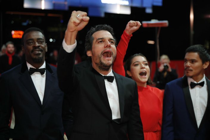 Elenco do filme Marighella (biografia do militante comunista brasileiro morto pelo regime em 1969) do realizador Wagner Moura na sua estreia mundial no Festival internacional de Cinema de Berlim. Na conferência de imprensa de apresentação, o realizador não deixou de se posicionar quanto à situação política no seu país, nomeadamente o crescimento do ódio e da ideologia fascista que têm no presidente eleito, Jair Bolsonaro o seu maior representante.