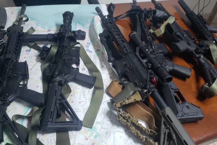 O arsenal ilegal apreendido aos operacionais americanos detidos em Porto Príncipe, Haiti, em 16 de Fevereiro de 2019, incluía armas de assalto automáticas e semi-automáticas, algumas com miras de precisão.