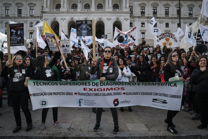 Manifestação nacional de Técnicos Superiores de Diagnóstico e Terapêutica em frente à Assembleia da República