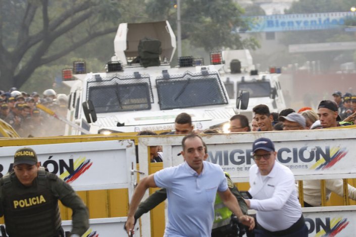Forças de segurança e civis na Ponte Internacional Símon Bolívar fogem da tentativa de atropelamento realizada por três elementos afecto a Guiadó