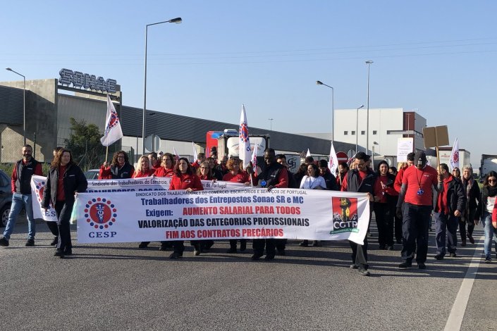 Trabalhadores da Sonae realizaram uma manifestação de protesto na Azambuja