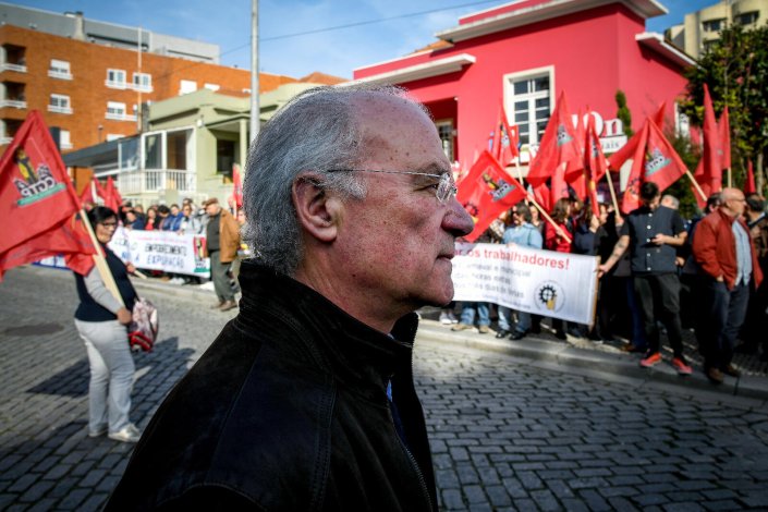 O Secretário-Geral da CGTP/IN, Arménio Carlos, participa numa acção de protesto da FESETE e dos seus sindicatos filiados com deslocação à sede da ATP - Associação Texteis e Vestuário de Portugal, em protesto pelo boicote à negociação colectiva imposta pela ATP, entre 2012 e 2019 de que resultou o congelamento de salários mínimos negociados durante 8 anos em frente à Câmara Municipal de Vila Nova de Famalicão, 28 de Fevereiro de 2019.