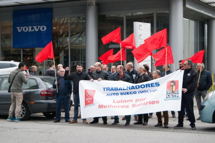 Concentração de trabalhadores realizada na sexta-feira à porta da empresa