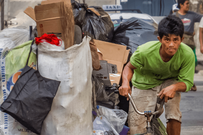 Num relatório recente, a Organização Internacional do Trabalho sublinha que ter emprego não é garantia de uma vida digna 