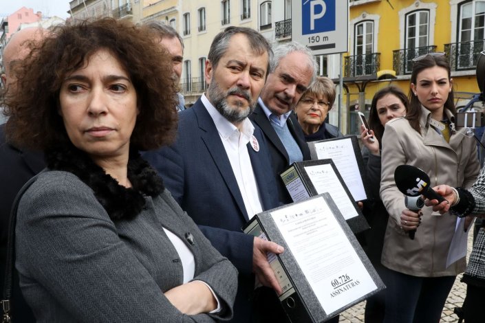 O secretário-geral da Fenprof, Mário Nogueira, juntamente com outros representantes sindicais.