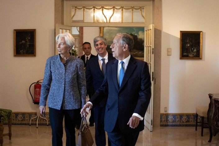 Christine Lagarde, directora do Fundo Monetário Internacional (FMI), acompanhada pelo Presidente da República Marcelo Rebelo de Sousa e pelo ministro das Finanças Mário Centeno, chega ao Palácio de Belém, em Lisboa, para tomar parte no Conselho de Estado da República Portuguesa, a 1 de Março de 2019.