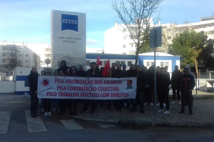 Concentração de trabalhadores à porta da empresa