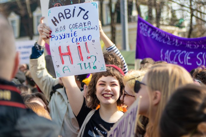 Aspecto da Marcha das Mulheres em Kiev, Ucrânia, a 8 de Março, por ocasião do Dia Internacional da Mulher. No cartaz pode ler-se «a minha cadela aprendeu a palavra não. E tu?»