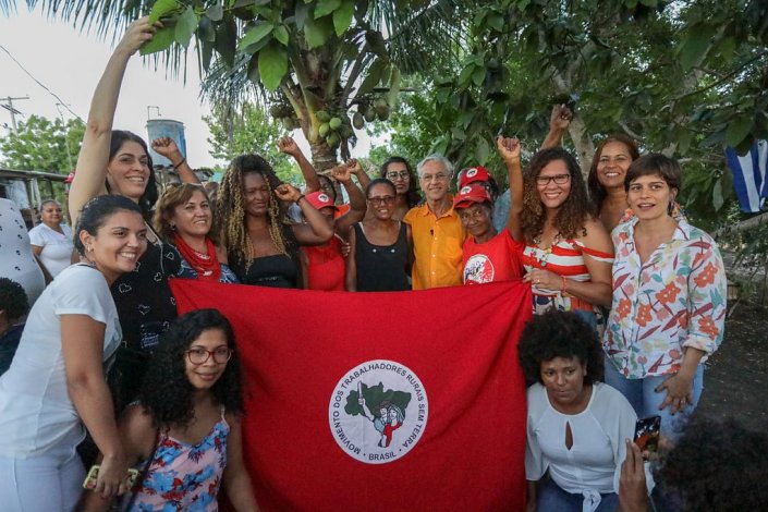 Acompanhado pelas famílias do assentamento, Caetano Veloso pôde conhecer a história de luta do assentamento Paulo Cunha, em Santo Amaro