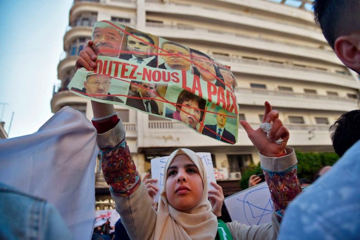 Estudantes manifestam.se no centro da capital depois do presidente Abdelaziz Bouteflika anunciar que não iria concorrer a mais um mandato e ter adiado as eleições de Abril. Argel, Argélia, 12 de Março de 2019