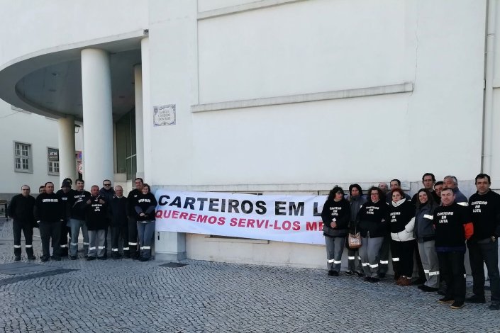 Piquete de greve dos trabalhadores no centro de distribuição dos CTT em Santarém