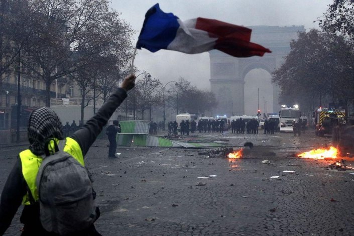 A esquerda classificou a lei agora aprovada no Senado francês como «liberticida» 