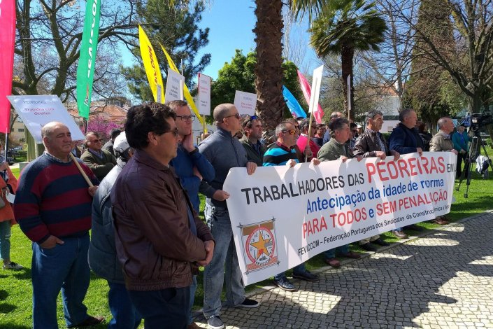 Trabalhadores concentrados em frente do Ministério do Trabalho