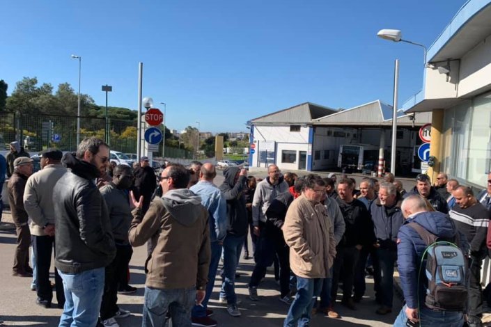 Piquete de greve dos trabalhadores da TST à porta da empresa