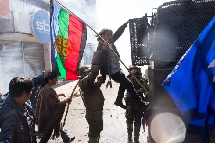 Os Carabineiros chilenos carregaram com extrema violência sobre a marcha pela paz e a desmilitarização, em Temuco (Chile)