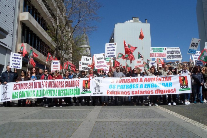 Protesto em frente à associação patronal AHRESP