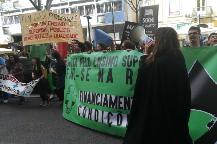 Concentração de protesto junto à sede da DGES