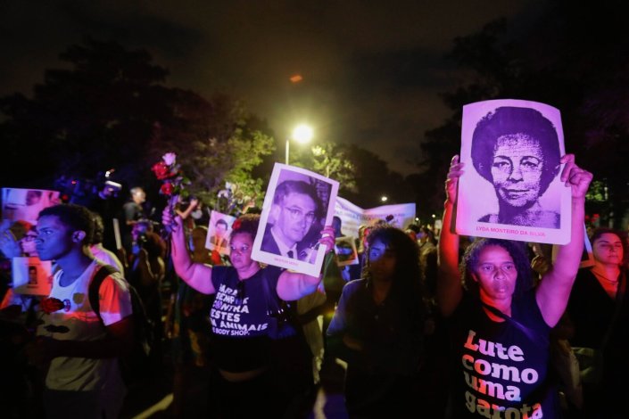 Os manifestantes exibem fotos de pessoas que desaparecidas e mortas durante o período de ditadura militar no Brasil, durante um protesto em São Paulo, Brasil, 31 de Março de 2019. O presidente Bolsonaro marcou o 55º aniversário da ditadura militar com celebrações laudatórias.