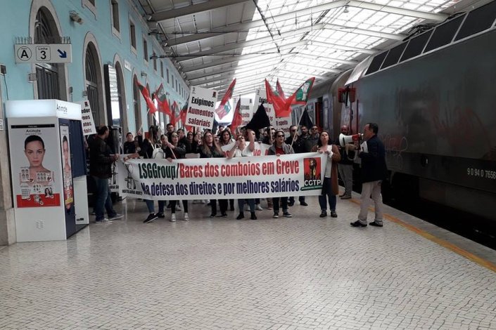 Manifestação de trabalhadores na estação de Santa Apolónia