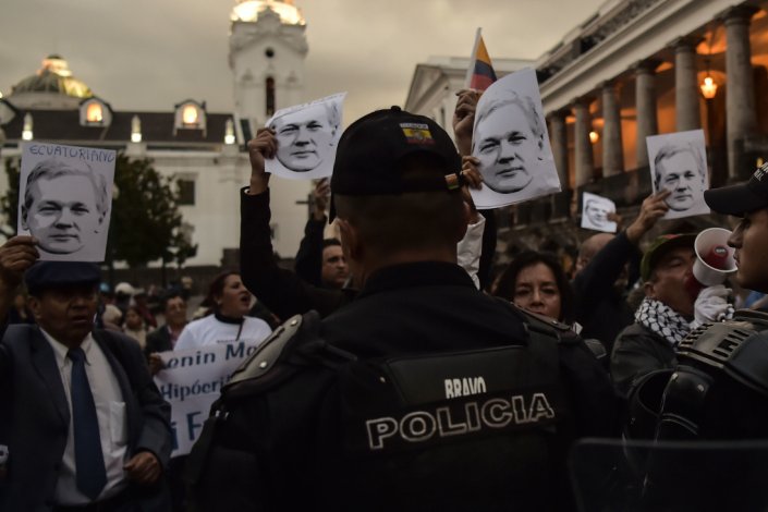 Manifestantes em Quito, Equador, expressam o seu apoio ao fundador do WikiLeaks, Julian Assange, que permaneceu mais de seis anos na embaixada do país em Londres