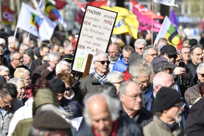 Os reformados voltaram a manifestar-se por toda a França contra a política de Macron (na imagem Rennes) 
